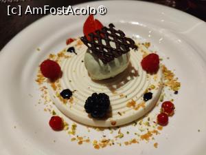 [P17] Restaurant Il Girasole; semifredo cu alune și înghețată de fistic » foto by crismis
 - 
<span class="allrVoted glyphicon glyphicon-heart hidden" id="av1515015"></span>
<a class="m-l-10 hidden" id="sv1515015" onclick="voting_Foto_DelVot(,1515015,27463)" role="button">șterge vot <span class="glyphicon glyphicon-remove"></span></a>
<a id="v91515015" class=" c-red"  onclick="voting_Foto_SetVot(1515015)" role="button"><span class="glyphicon glyphicon-heart-empty"></span> <b>LIKE</b> = Votează poza</a> <img class="hidden"  id="f1515015W9" src="/imagini/loader.gif" border="0" /><span class="AjErrMes hidden" id="e1515015ErM"></span>