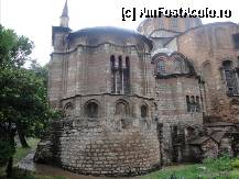 P09 [DEC-2011] Biserica Chora, vazuta din spate, dintr-un alt unghi. In plan apropiat, sunt zidurile Paraclisului, care a fost adaugat la Biserica. In spate se distinge minaretul, care a fost adaugat de otomani in locul clopotnitei.