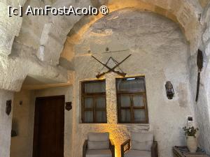 P06 [MAY-2023] Castle Cave Hotel Göreme - zonă de relaxare în hol şi uşa uneia din camerele de la parter