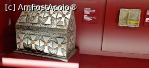 [P49] 49. Casetă executată la „Școala de Arte și Meserii”-Sinaia, după desenul principesei Maria; se observă semnul crucii; este din lemn de tei sculptat, pirogravat, bronzat; în interior este căptușit cu catifea. » foto by doinafil
 - 
<span class="allrVoted glyphicon glyphicon-heart hidden" id="av1524131"></span>
<a class="m-l-10 hidden" id="sv1524131" onclick="voting_Foto_DelVot(,1524131,29149)" role="button">șterge vot <span class="glyphicon glyphicon-remove"></span></a>
<a id="v91524131" class=" c-red"  onclick="voting_Foto_SetVot(1524131)" role="button"><span class="glyphicon glyphicon-heart-empty"></span> <b>LIKE</b> = Votează poza</a> <img class="hidden"  id="f1524131W9" src="/imagini/loader.gif" border="0" /><span class="AjErrMes hidden" id="e1524131ErM"></span>