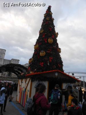 [P09] București - Târgul de Crăciun 2022. Căsuța și bradul împodobit. » foto by iulianic
 - 
<span class="allrVoted glyphicon glyphicon-heart hidden" id="av1341633"></span>
<a class="m-l-10 hidden" id="sv1341633" onclick="voting_Foto_DelVot(,1341633,29197)" role="button">șterge vot <span class="glyphicon glyphicon-remove"></span></a>
<a id="v91341633" class=" c-red"  onclick="voting_Foto_SetVot(1341633)" role="button"><span class="glyphicon glyphicon-heart-empty"></span> <b>LIKE</b> = Votează poza</a> <img class="hidden"  id="f1341633W9" src="/imagini/loader.gif" border="0" /><span class="AjErrMes hidden" id="e1341633ErM"></span>