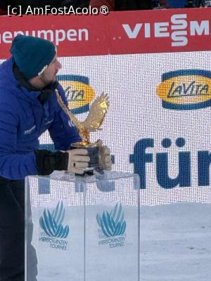 [P16] Ceremonia de premiere (Daniel Tschofenig, câștigătorul de anul trecut, „predă”  Vulturul lui Domen Prevc...)  » foto by adso
 - 
<span class="allrVoted glyphicon glyphicon-heart hidden" id="av1518437"></span>
<a class="m-l-10 hidden" id="sv1518437" onclick="voting_Foto_DelVot(,1518437,29257)" role="button">șterge vot <span class="glyphicon glyphicon-remove"></span></a>
<a id="v91518437" class=" c-red"  onclick="voting_Foto_SetVot(1518437)" role="button"><span class="glyphicon glyphicon-heart-empty"></span> <b>LIKE</b> = Votează poza</a> <img class="hidden"  id="f1518437W9" src="/imagini/loader.gif" border="0" /><span class="AjErrMes hidden" id="e1518437ErM"></span>