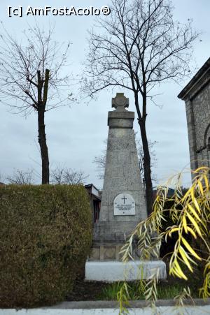 [P16] Monumentul Eroilor din curtea bisericii Nasterea Maicii Domnului » foto by pepsi70ro
 - 
<span class="allrVoted glyphicon glyphicon-heart hidden" id="av817780"></span>
<a class="m-l-10 hidden" id="sv817780" onclick="voting_Foto_DelVot(,817780,29294)" role="button">șterge vot <span class="glyphicon glyphicon-remove"></span></a>
<a id="v9817780" class=" c-red"  onclick="voting_Foto_SetVot(817780)" role="button"><span class="glyphicon glyphicon-heart-empty"></span> <b>LIKE</b> = Votează poza</a> <img class="hidden"  id="f817780W9" src="/imagini/loader.gif" border="0" /><span class="AjErrMes hidden" id="e817780ErM"></span>