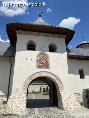 [P09] Mănăstirea Polovragi, Gorj. Turnul clopotniță de pe vremea Sf.Voievod Constantin Brâncoveanu. » foto by Floria
 - 
<span class="allrVoted glyphicon glyphicon-heart hidden" id="av1526275"></span>
<a class="m-l-10 hidden" id="sv1526275" onclick="voting_Foto_DelVot(,1526275,29308)" role="button">șterge vot <span class="glyphicon glyphicon-remove"></span></a>
<a id="v91526275" class=" c-red"  onclick="voting_Foto_SetVot(1526275)" role="button"><span class="glyphicon glyphicon-heart-empty"></span> <b>LIKE</b> = Votează poza</a> <img class="hidden"  id="f1526275W9" src="/imagini/loader.gif" border="0" /><span class="AjErrMes hidden" id="e1526275ErM"></span>