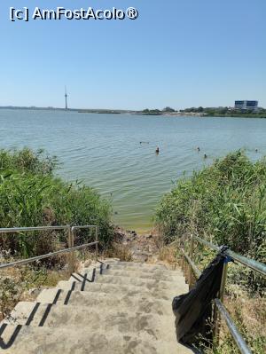 [P03] Scările de coborâre în lac din ciment și cu mâna curentă din inox. în partea de jos sunt pietre. O altă intrare este prevăzută cu ponton din lemn. » foto by Fericire10
 - 
<span class="allrVoted glyphicon glyphicon-heart hidden" id="av1535220"></span>
<a class="m-l-10 hidden" id="sv1535220" onclick="voting_Foto_DelVot(,1535220,29386)" role="button">șterge vot <span class="glyphicon glyphicon-remove"></span></a>
<a id="v91535220" class=" c-red"  onclick="voting_Foto_SetVot(1535220)" role="button"><span class="glyphicon glyphicon-heart-empty"></span> <b>LIKE</b> = Votează poza</a> <img class="hidden"  id="f1535220W9" src="/imagini/loader.gif" border="0" /><span class="AjErrMes hidden" id="e1535220ErM"></span>