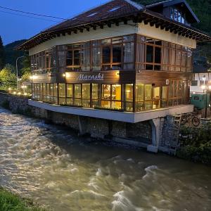 [P23] Prizren, Restaurantul Marashi așezat pe malul Râului Bistrica » foto by mprofeanu <span class="label label-default labelC_thin small">NEVOTABILĂ</span>